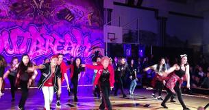 60-jährige Lehrerin stiehlt ihren Schülern bei der Aufführung von "Uptown Funk" die Show