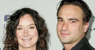 Sara Gilbert le confesó que era lesbiana a su entonces novio Johnny Galecki mientras actuaban en "Roseanne" y él la apoyó desde el primer momento