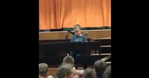 Viertklässler rührt Eltern mit Interpretation von "Imagine" bei Talentshow der Schule zu Tränen