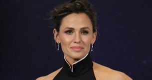 Jennifer Garner Channels Old Hollywood Glam In Her ‘Pinch Me’ Moment On The Red Carpet