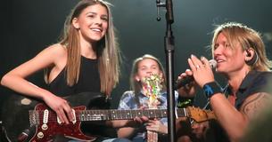Keith Urban comparte escenario con una joven fan que dejó a la multitud sin palabras con su actuación en vivo