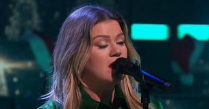 During Holiday-Based 'Kellyoke,' Host Kelly Clarkson Sings Dolly Parton Classic