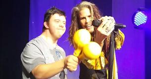 Steven Tyler Met Big Aerosmith Fan With Down Syndrome And Decided To Give Him The Best Night Ever