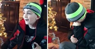 Junge sieht Neugeborenes unter dem Weihnachtsbaum und flippt aus, als er ihr Shirt liest