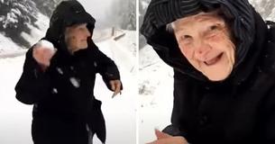 Una madre de 101 años obligó a su hijo a detenerse en la nieve para que ella pudiera jugar