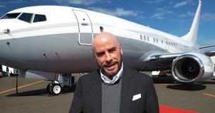 John Travolta les ofrece a sus fans una visita guiada a su jet privado, que contiene un "gran apartamento"