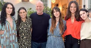 Bruce Willis, seine Frau Emma Heming, Ex-Frau Demi Moore und 5 Kinder lächeln auf einem besonderen Familienfoto