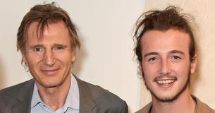 Liam Neeson dice que fue un "gesto encantador" que su hijo cambiara su apellido en honor a su difunta madre