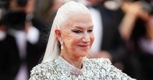 Helen Mirren durchbricht mit fast 80 Jahren die Altersgrenzen in der Schönheitsbranche, indem sie sowohl graue Haare als auch lange Extensions trägt