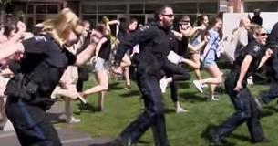 100 Schüler, die "Uptown Funk" aufführen, werden von lustigen Polizisten begleitet, die ebenfalls zeigen, was sie drauf haben