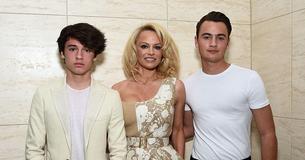 Como madre orgullosa, Pamela Anderson dice que sus hijos son sus "milagros" y asegura que la "salvaron"