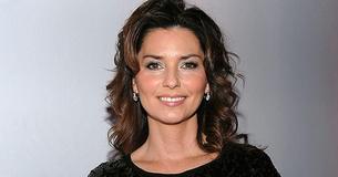 La 60enne Shania Twain è passata a un'audace e sexy chioma biondo platino lasciandosi alle spalle i suoi iconici capelli castani