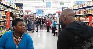 Dos desconocidos se unen en una tienda para interpretar un espectacular dúo de R&B
