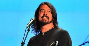 Rock Star Dave Grohl Feeds 500 People At Homeless Shelter With His Own 16-Hour BBQ