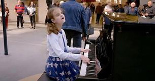 Adolescente autista con discapacidad visual deja a los jueces "boquiabiertos" con una actuación de piano en una estación de tren