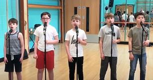Eine Gruppe von 5 Jungen singt engelsgleich "A Million Dreams" aus "Greatest Showman"