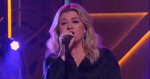 Kelly Clarkson Earns Standing Ovation With Her Incredible Cover Of Deana Carter’s ‘Strawberry Wine’