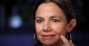 Justine Bateman Embraces Aging Naturally & Likes Seeing ‘Evidence’ Of Growing Older