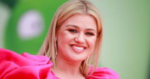 Kelly Clarkson Dished Tough Love Advice To A Fan While Going Through Her Divorce