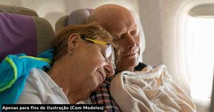 Homem se recusa a trocar de assento com um casal de idosos porque ele pagou para conseguir espaço extra para as pernas