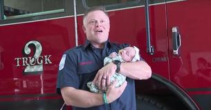 Un bombero ayuda a dar a luz a su primera nieta cuando su hija pasa por la estación de bomberos para ir al baño