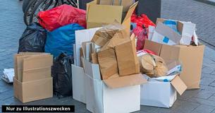 Frischgebackene Mutter entsorgt Stapel von Babygeschenken, die sie nicht braucht, von ihrer Schwiegermutter