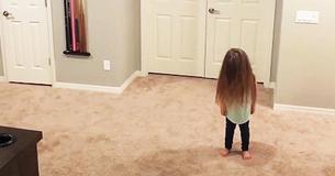 Una niña perfeccionó su baile durante meses y apenas a cuatro segundos de su rutina, sus hermanos llevan todo al siguiente nivel