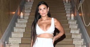 A 62 ans, Demi Moore exhibe son superbe physique sur la plage aux côtés de son chien Pilaf