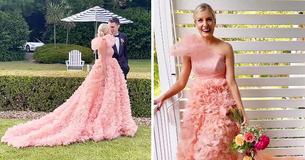 Frau wird kritisiert, weil sie entgegen der Tradition ein rosa Kleid an ihrer Hochzeit trägt