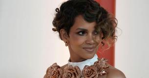 À 57 ans, Halle Berry répond aux critiques qui ont remis en question sa « dignité » après s'être déshabillée pour une photo
