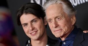 Le fils de Michael Douglas et Catherine Zeta Jones, Dylan, affiche un look très réussi lors d'une soirée.