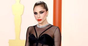 Lady Gaga zeigt sich oben ohne und ungeschminkt in einem Video am Pool und stellt ihre natürliche Schönheit zur Schau