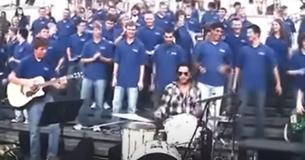 Lenny Kravitz Joined Choir For Impromptu Performance After He Heard Them Singing ‘Fly Away’ On His Block