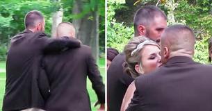 Un père s'arrête au milieu de l'allée du mariage de sa fille pour se saisir de son beau-père afin qu'il puisse les accompagner