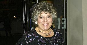À 82 ans, l'actrice Miriam Margolyes admet que les homosexuels ont beaucoup de chance alors qu'elle pose nue pour le numéro du mois des fiertés de Vogue