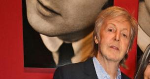 Paul McCartneys Sohn James sieht aus wie sein Ebenbild in der Galerieausstellung