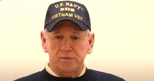 Le dîner d'un ancien combattant a été continuellement perturbé par 5 jeunes hommes, au point de le faire fondre en larmes