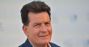 Les fils jumeaux de Charlie Sheen lui ressemblent comme deux gouttes d'eau