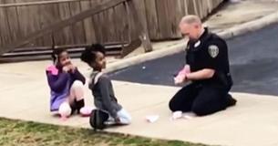 Police Officer Discovers Kids Were ‘Afraid’ Of Him & Spreads Positivity By Playing With Toys With Them