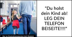 Mutter überrascht von Kita-Schild, das Eltern beim Abholen ihrer Kinder beschämt, bevor sie merkt, dass es "zutrifft"