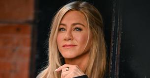Jennifer Aniston Admits Her ‘Challenging Upbringing’ & Family Dynamic Influenced Her Approach To Relationships