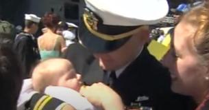 Le père d'un marine rencontre son fils nouveau-né après un déploiement de plusieurs mois et a quatre mots à dire à sa femme