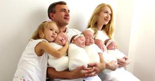 Mom Set Record When She Welcomed Healthy Quintuplets Who Are Now Grown & Flourishing