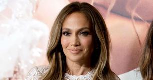 Jennifer Lopez sfoggia un look naturale senza trucco e lascia i fan a bocca aperta