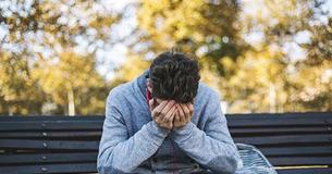 Un adolescent se vante d'avoir piégé une fille en l'invitant à sortir avec lui, mais son père a tout entendu et l'a corrigé