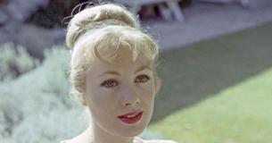 Mit 89 Jahren sieht Shirley Jones auf einem Foto mit rotem Lippenstift umwerfend aus, aber die Fans sind hin- und hergerissen über ihr Aussehen