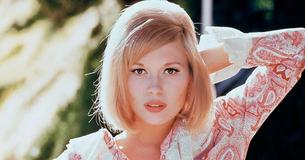 La bombe Faye Dunaway fait sensation aujourd'hui à 82 ans
