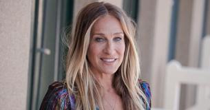 Fans Criticize Sarah Jessica Parker For Wearing ‘Awful’ Mismatched Shoes & Bow