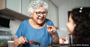 Mutter sucht Rat nach Forderung der Oma, ihr Babysitting zu bezahlen