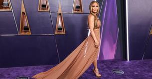 Jennifer Lopez Shocks Fans By Kissing Dancers On Stage & One Celeb Had The Most Hilarious Reaction